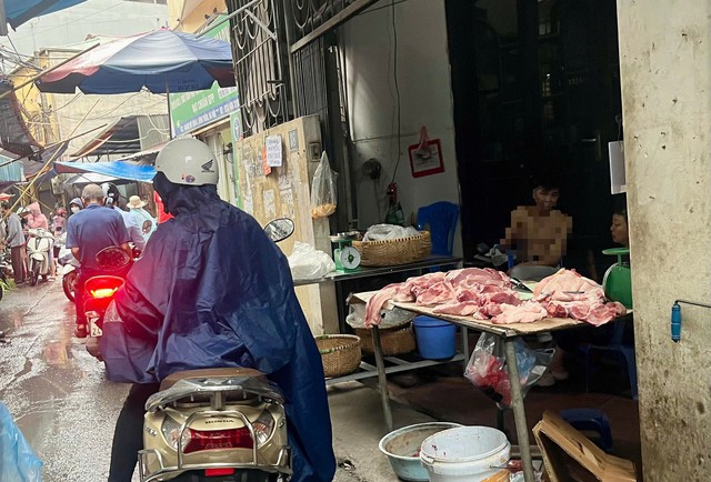 Các tiểu thương khẳng định thịt được kiểm định rõ ràng trước khi vào chợ. Ảnh: Đan Tâm.
