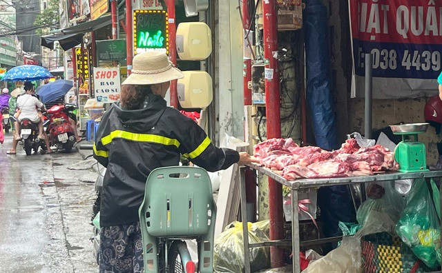 Nhiều người dân vẫn chọn ủng hộ thịt lợn tại những cửa hàng có nguồn gốc xuất xứ, không mua thịt lợn giá rẻ bất thường. Ảnh: Đan Tâm.
