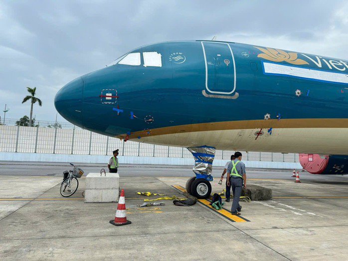 Phủ bạt che đầu máy bay, buồng lái, che kín động cơ tại sân bay Nội Bài