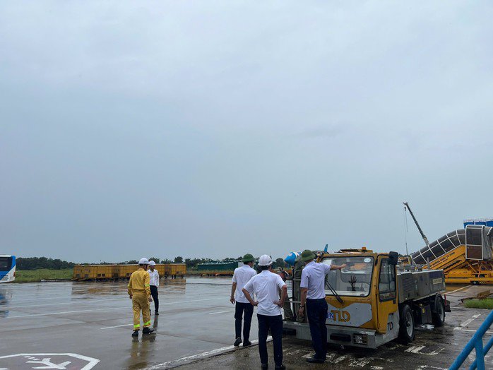 Cận cảnh "chạy bão" tại các sân bay - 14