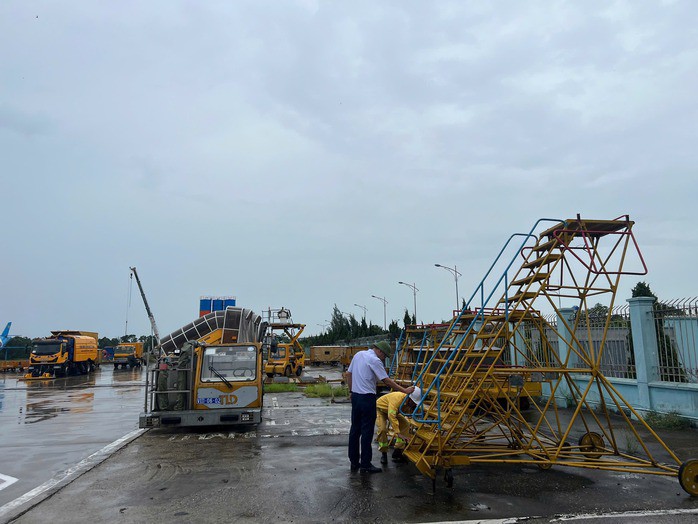 Cận cảnh "chạy bão" tại các sân bay - 17