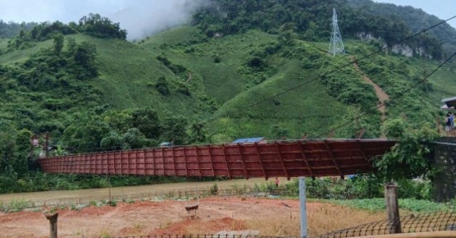 Cầu treo đứt cáp, ô tô chở 3 người rơi thẳng xu...
