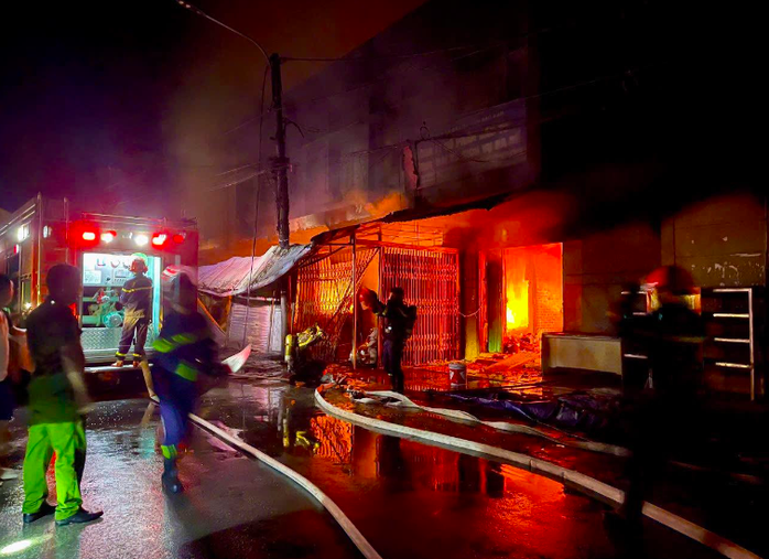 Vụ cháy xảy ra rạng sáng, lửa đỏ rực, khói đen bốc cao. Ảnh: T.T.