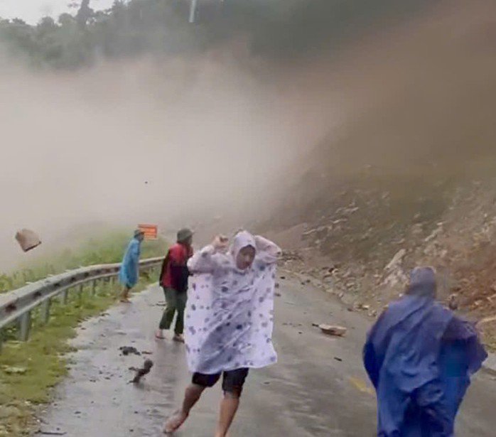 Đất đá từ trên núi rơi xuống khi đoàn cán bộ đi kiểm tra sạt lở do bão số 3 gây ra