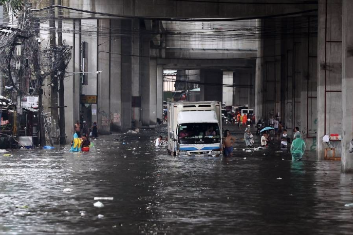 Ngập lụt ở tuyến đường Araneta thuộc TP Queron. (Ảnh: Philstar)