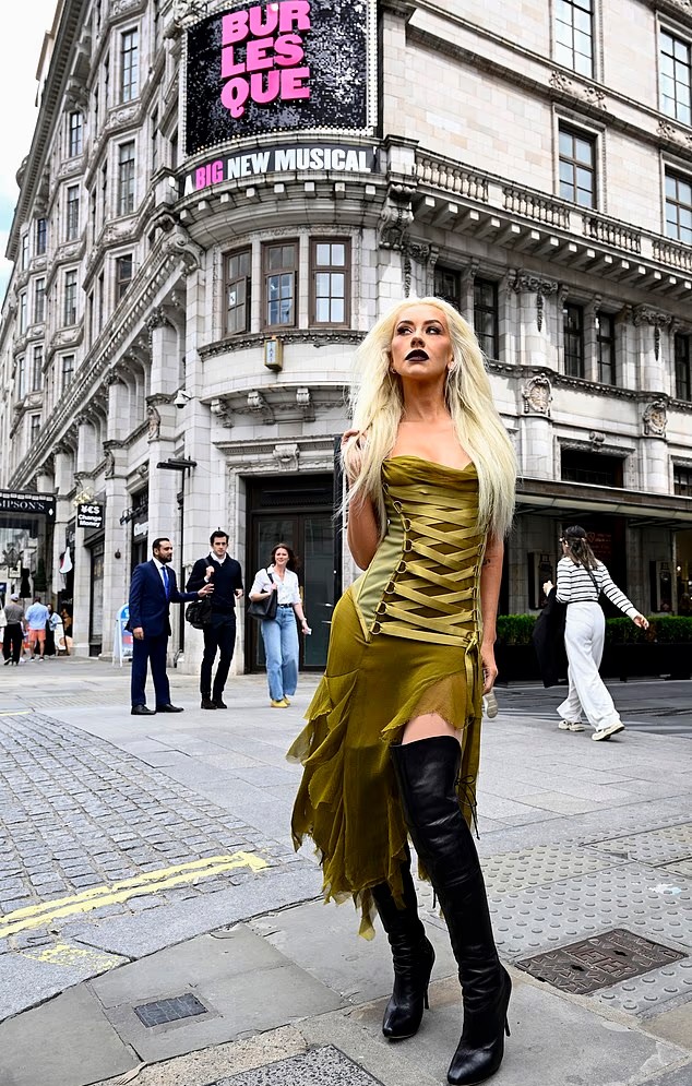 Christina Aguilera chụp ảnh bên ngoài nhà hát Savoy, London. Ảnh: Gareth Cattermole