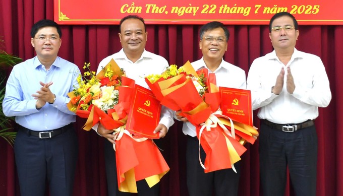 Đại diện lãnh đạo Thành ủy Cần Thơ trao quyết định cho ông Nguyễn Ngọc Tâm, Huỳnh Hoàng Mến (thứ 2 và 3 từ trái sang), ngày 22/7. Ảnh: Trung Nguyễn