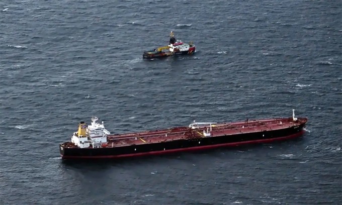 Tàu dầu Eventin bị nghi thuộc "đội tàu bóng tối" của Nga ở ngoài khơi nước Đức, ngày 10/1. Ảnh: AP