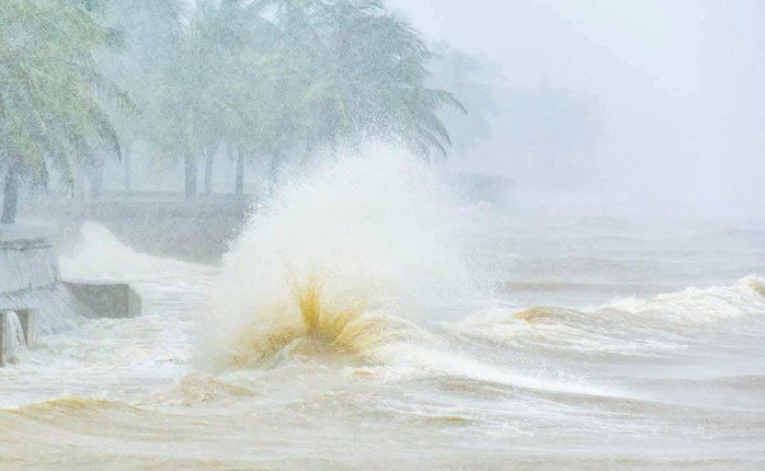 Sóng biển dâng cao, đánh vào bờ kè biển Hải Tiến