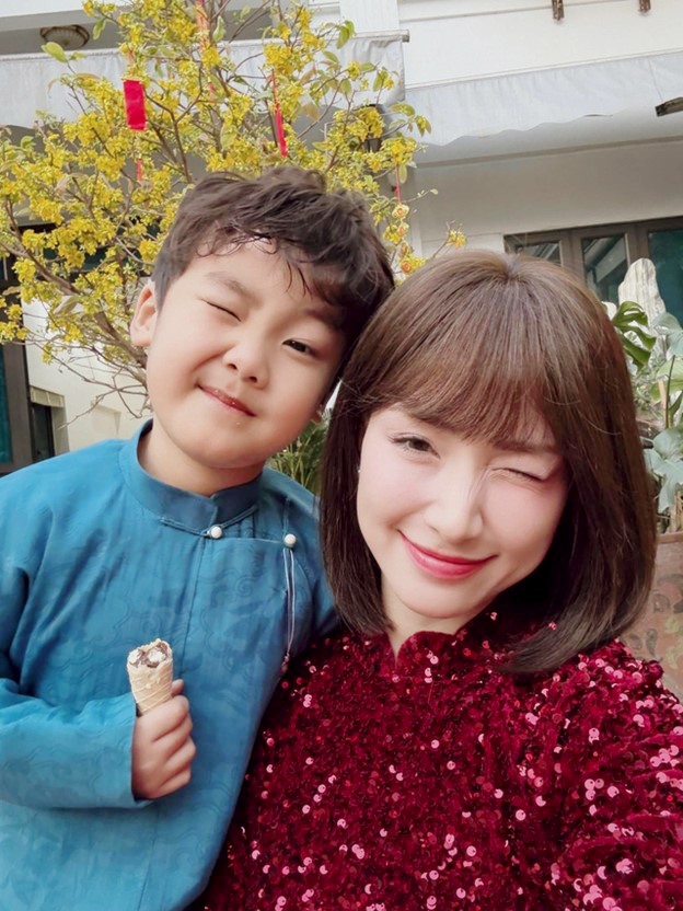 Cuộc sống của Hòa Minzy và con trai luôn nhận được sự quan tâm của công chúng.