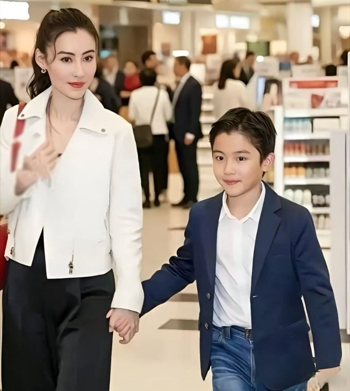 Con trai út cùng Bá Chi xuất hiện. Ảnh: Weibo