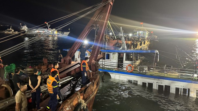 Tàu Vịnh Xanh 58 hai tầng, màu trắng đã được xoay lại rạng sáng 20/7, chuẩn bị kéo về bờ. Ảnh: Xuân Hoa