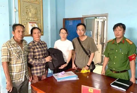 Chị Lộc mang chiếc ba lô bên trong chứa nhiều tài sản giá trị giao nộp cho công an để trả cho người đánh rơi