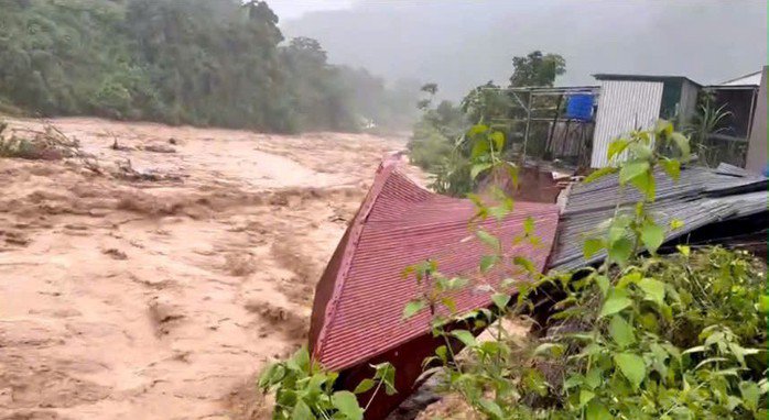 Một nhà dân bị nước lũ cuốn trôi tại xã Nhôn Mai