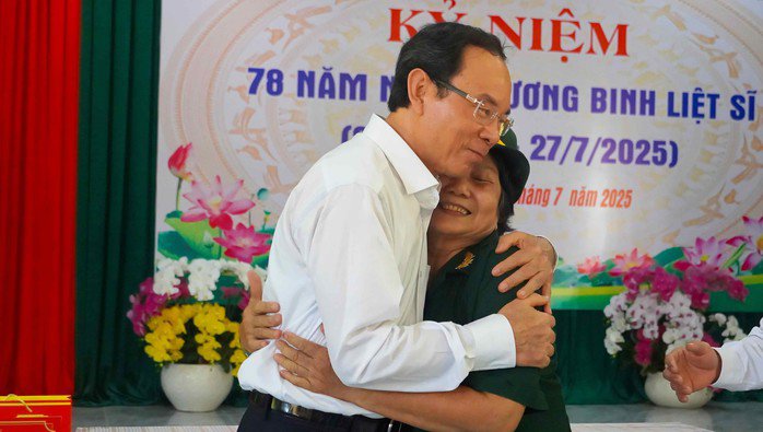 Bí thư Thành ủy TP HCM Nguyễn Văn Nên xúc động khi gặp lại những thương binh, bệnh binh tại Trung tâm Điều dưỡng thương binh và người có công Long Đất