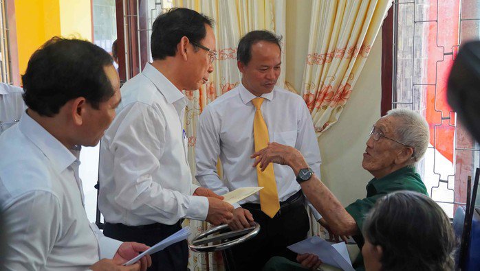 Bí thư Thành ủy TP HCM Nguyễn Văn Nên cùng đoàn công tác hỏi thăm sức khỏe các thương binh, bệnh binh