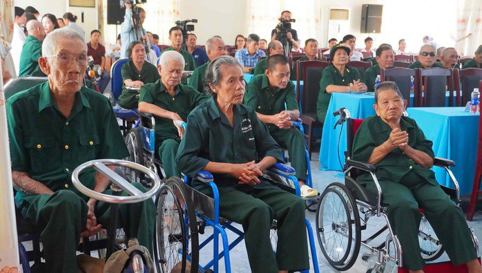 Rất nhiều thương binh, bệnh binh phải dùng xe lăn, xe lắc để di chuyển