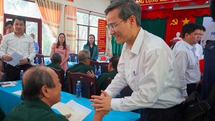 Ông Cao Huy, Thứ trưởng Bộ Nội Vụ hỏi thăm và tặng quà các thương binh
