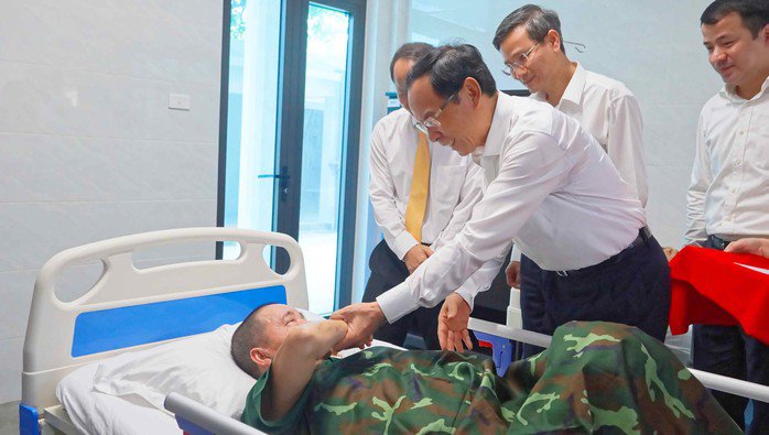 Bí thư Thành ủy TP HCM Nguyễn Văn Nên đến phòng của một số thương binh nặng để hỏi thăm sức khoẻ, động viên các bác