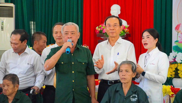 Bí thư Thành ủy TP HCM Nguyễn Văn Nên hát cùng các thương binh, bệnh binh tại hội trường trung tâm