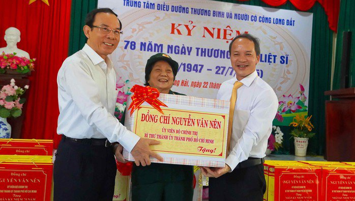 Bí thư Thành ủy TP HCM Nguyễn Văn Nên gửi phần quà đến bác sĩ, điều dưỡng tại trung tâm
