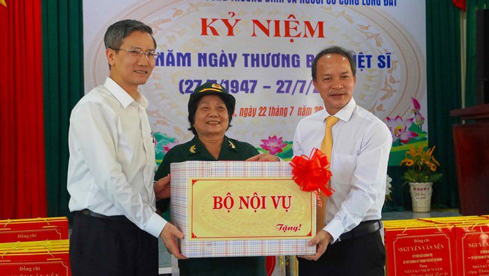 Thứ trưởng Bộ Nội vụ gửi quà tặng các thương binh, bệnh binh