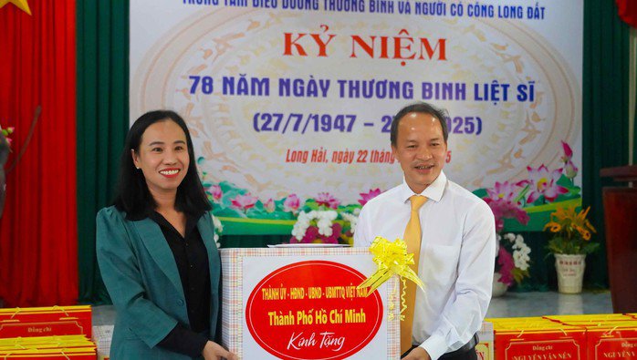 Bà Võ Ngọc Thanh Trúc, Phó Chủ tịch UBMTTQVN TP HCM gửi quà đến cán bộ, bác sĩ, điều dưỡng của trung tâm