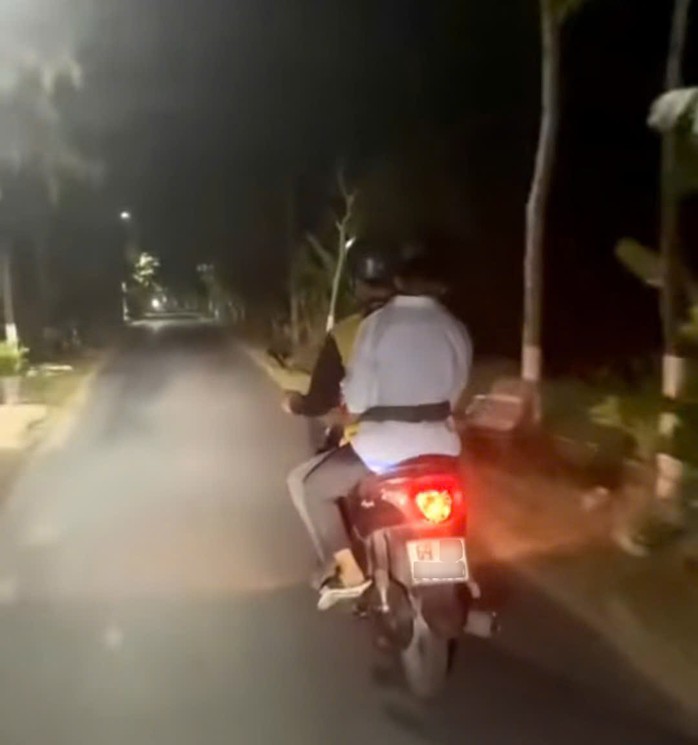 Thanh niên chạy grab "thắt dây" an toàn khi chở khách đi nhậu về