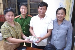 Chở vợ đi làm nhặt được ba lô tiền