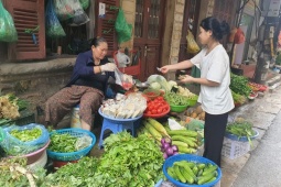 Trước giờ bão số 3 WIPHA đổ bộ: Rau thịt đầy chợ tại Hà Nội vẫn ế khách mua