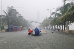 Phố biến thành sông, người dân bì bõm đẩy ô tô chết máy giữa gió bão