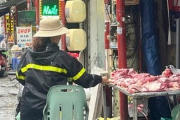 Tiểu thương  ' chật vật '  giữ khách trước dịch tả lợn Châu Phi