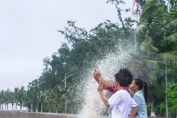 Phớt lờ cảnh báo, nhiều người về biển Đồ Sơn check-in đón bão
