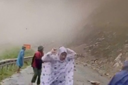 Tin tức trong ngày - VIDEO: Đất đá từ trên núi rơi xuống khi đoàn cán bộ đi kiểm tra sạt lở