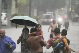 Hàng vạn người dân Philippines phải sơ tán vì lũ lụt sau bão Wipha