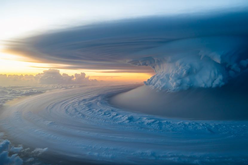 Bầu trời khi một cơn bão hình thành. Ảnh: TTW