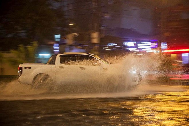 Những kỹ năng ứng phó khi chạy xe trong mưa bão - 1