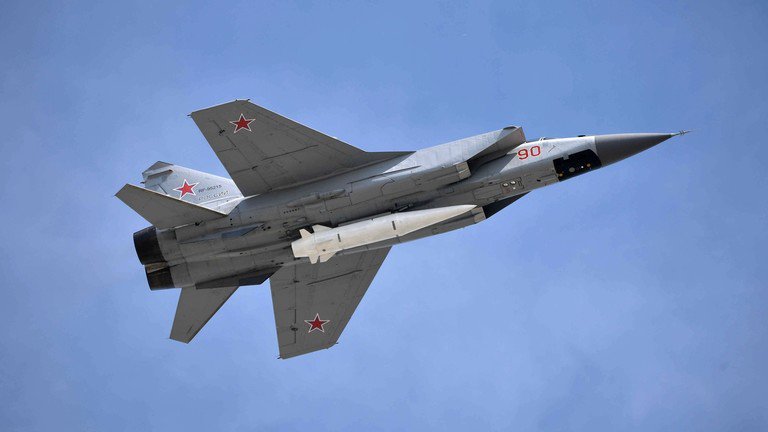 Tiêm kích MiG-31K của Nga mang tên lửa siêu vượt âm Kinzhal. Ảnh: Sputnik.