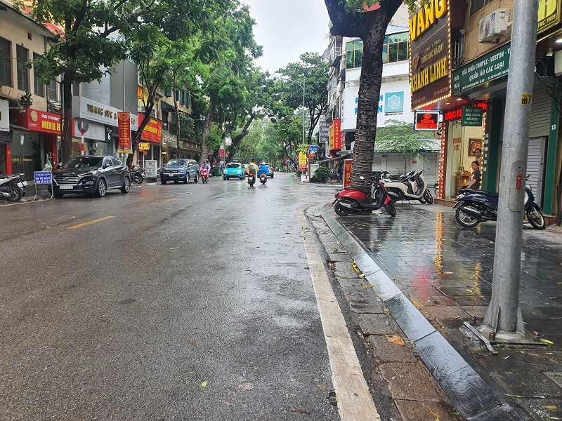 Phố vàng Hà Nội trước khi bão đổ bộ khá vắng vẻ.