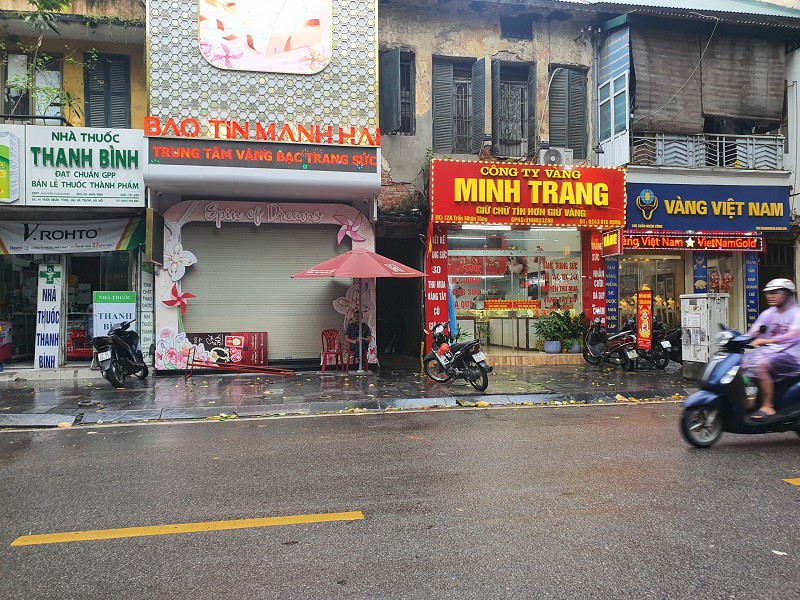 Bên cạnh những cửa hàng lớn đóng cửa thì một số cửa hàng nhỏ lẻ vẫn mở cửa nhưng vắng vẻ, không có khách mua bán.