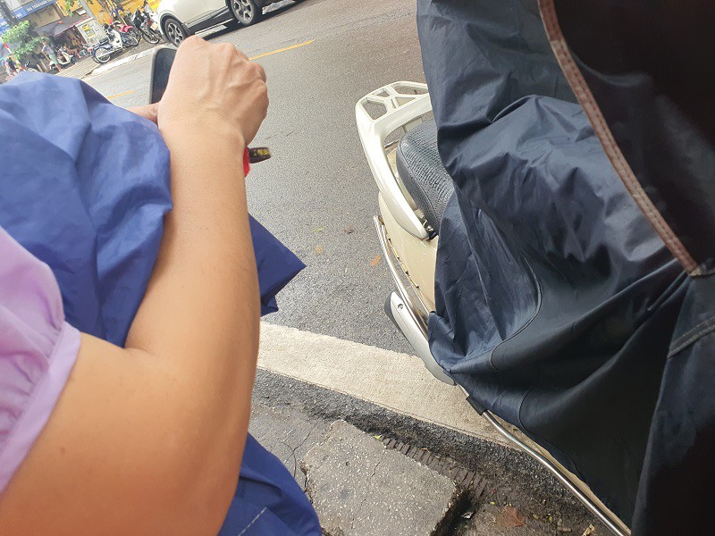 "Cò vàng" giao dịch ngay bên ngoài cửa hàng.