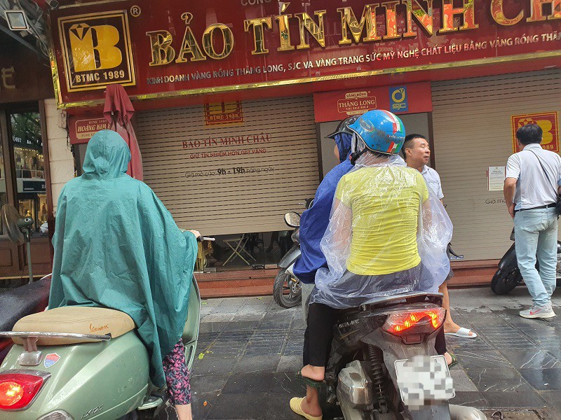 Nhiều người đến mua vàng nhưng cửa hàng không mở cửa nên lại về.