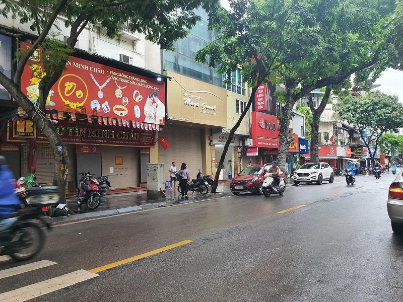 Một số "cò vàng" trực chờ ngoài cửa hàng để mua bán sang tay ngay vỉa hè khi cửa hàng đóng cửa.