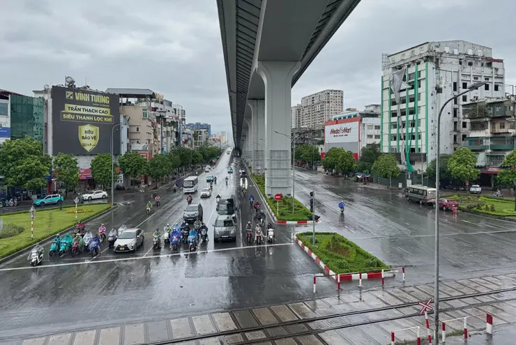 Phố phường Hà Nội thưa vắng ngày bão Wipha đổ bộ - 1