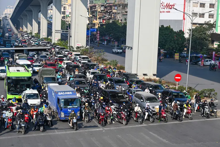 Phố phường Hà Nội thưa vắng ngày bão Wipha đổ bộ - 2