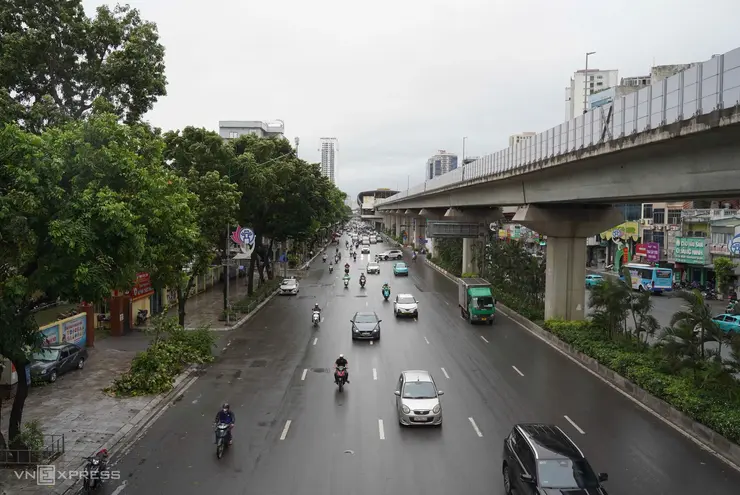 Phố phường Hà Nội thưa vắng ngày bão Wipha đổ bộ - 10