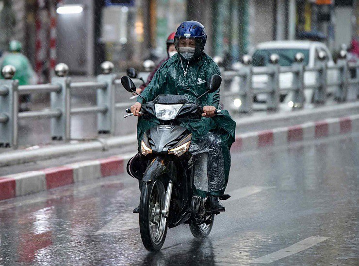 Trời mưa gây cản trở tầm nhìn, đường sá trơn trợt, nhiều shipper chọn ở nhà tránh bão.