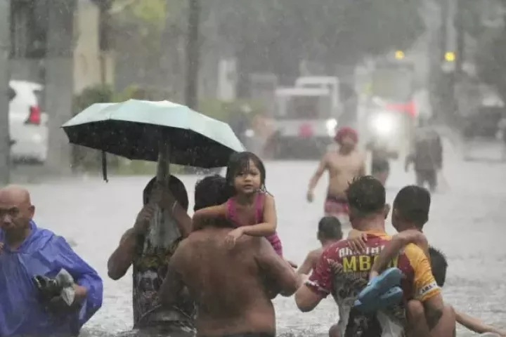 Hàng vạn người dân Philippines phải sơ tán vì lũ lụt sau bão Wipha