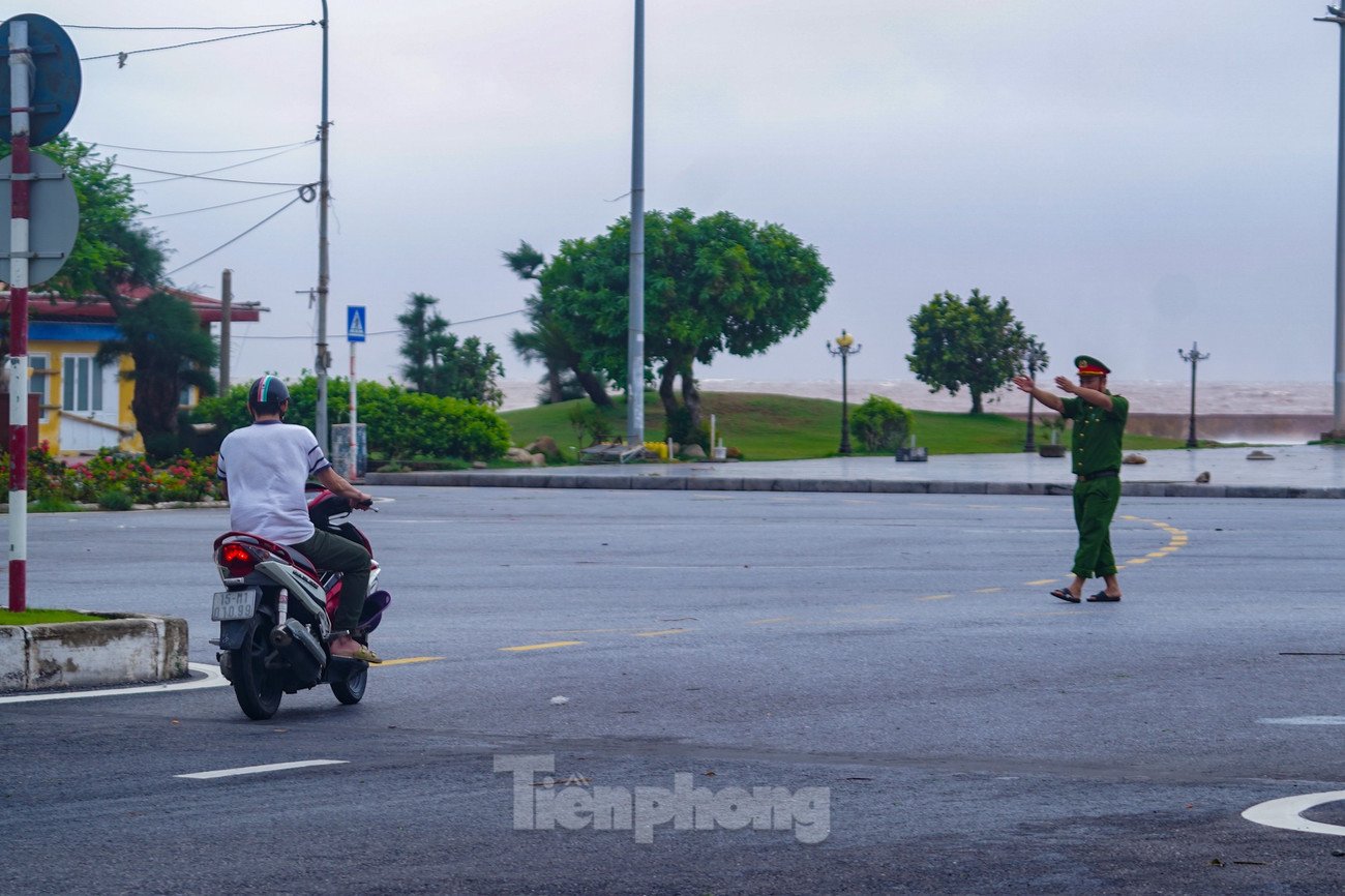 Phớt lờ cảnh báo, nhiều người về biển Đồ Sơn check-in đón bão - 6