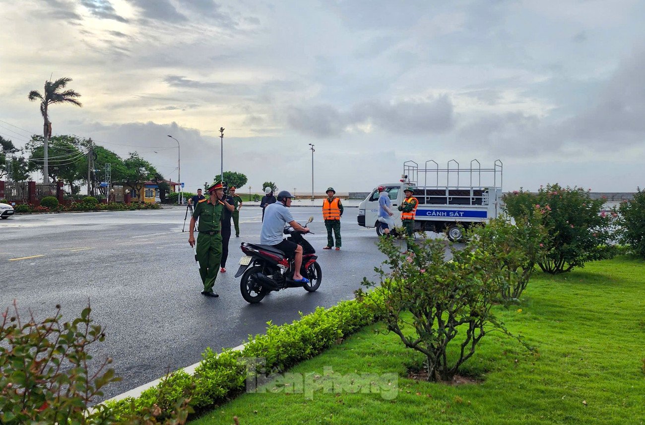 Phớt lờ cảnh báo, nhiều người về biển Đồ Sơn check-in đón bão - 7